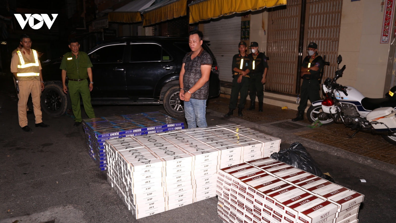 Bắt vụ vận chuyển 12.000 bao thuốc lá điếu nhập lậu
