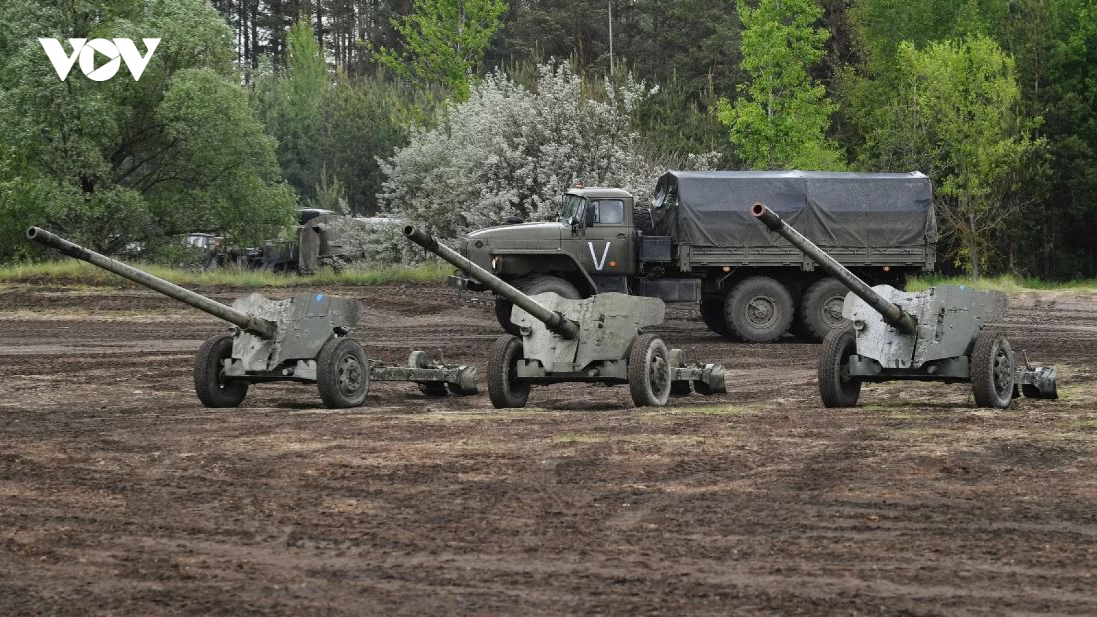 Pháo chống tăng MT-12 Rapira của Nga khai hỏa nhằm vào các vị trí của Ukraine