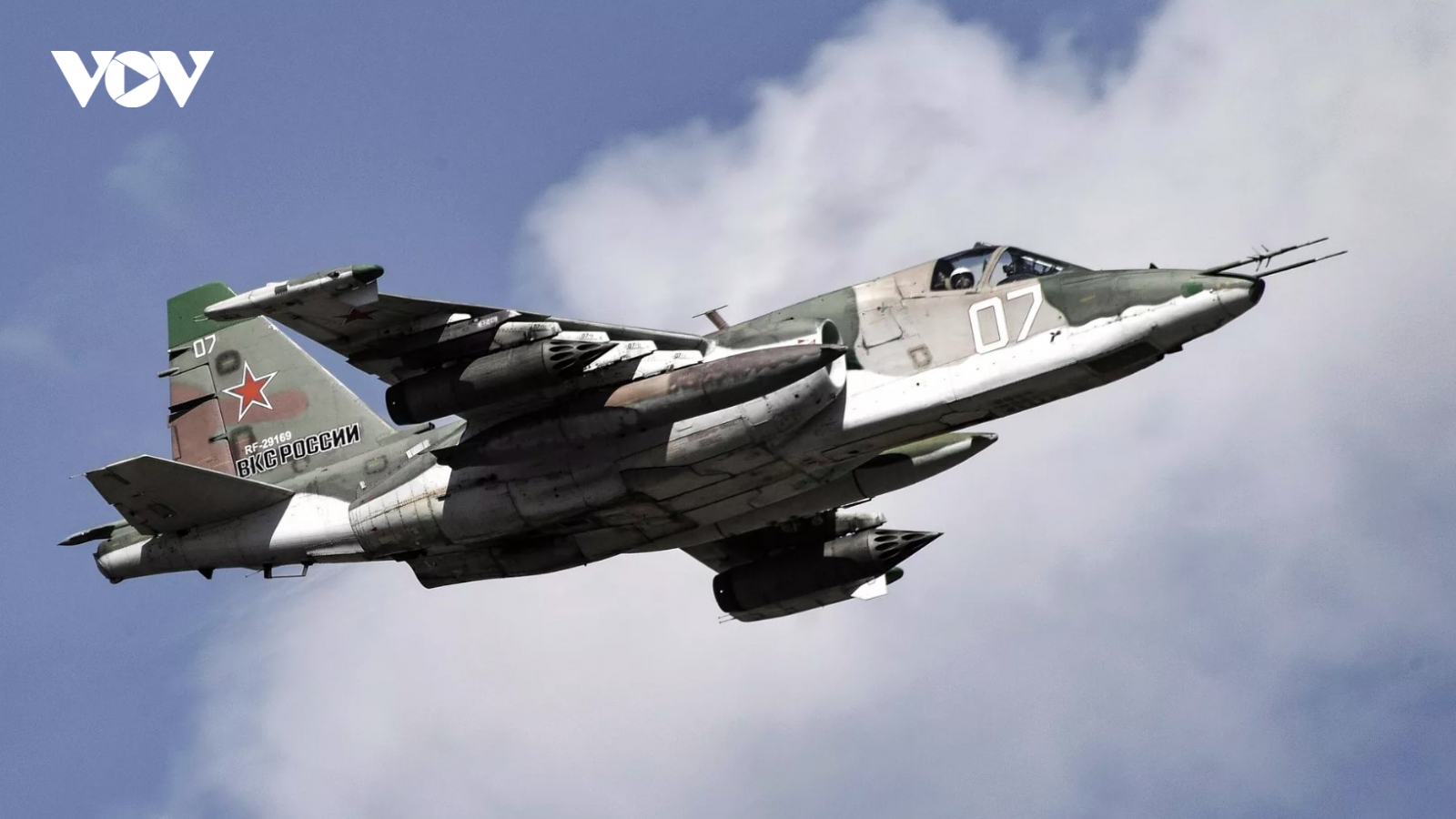 Tiêm kích Su-25 của Nga phá hủy các vị trí ngụy trang và xe bọc thép của Ukraine