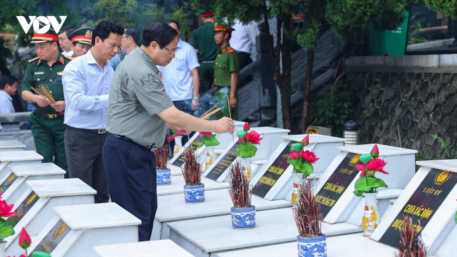 Thủ tướng dâng hương, dâng hoa tại Nghĩa trang liệt sĩ Quốc gia Vị Xuyên