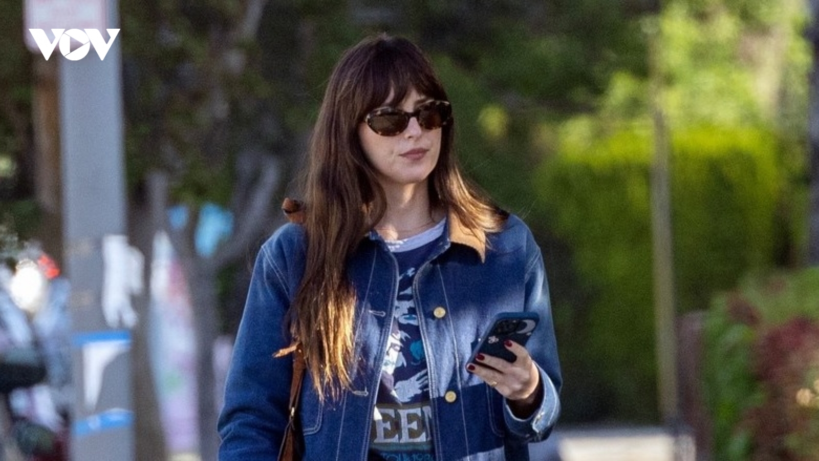 Mỹ nhân "50 sắc thái" diện đồ denim cá tính dạo phố