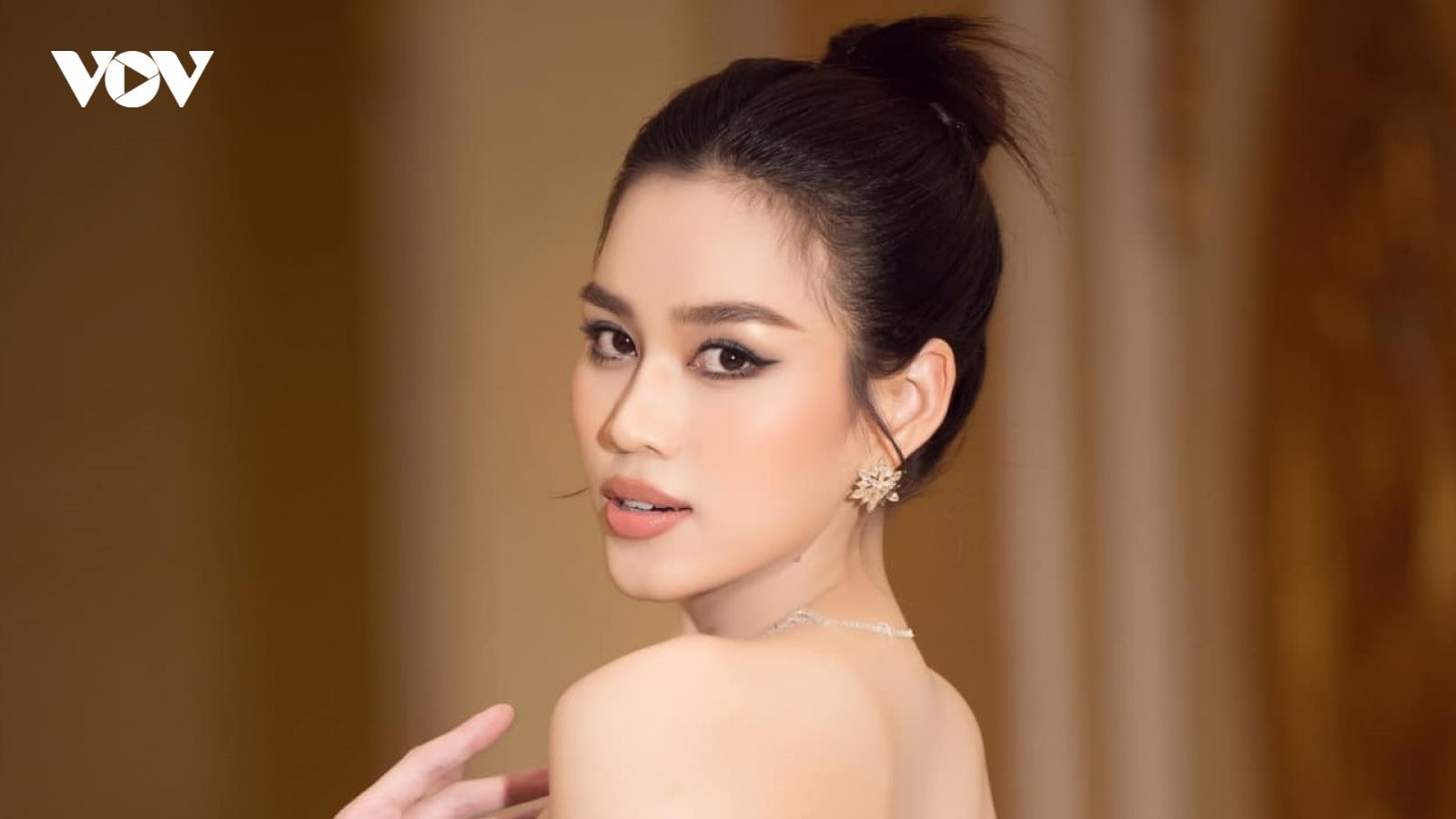 Hoa hậu Đỗ Thị Hà yêu kiều với sắc xanh da trời mướt mát