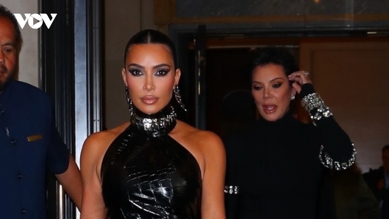 Kim Kardashian trang điểm sắc sảo, đeo trang sức đắt giá đi dự tiệc
