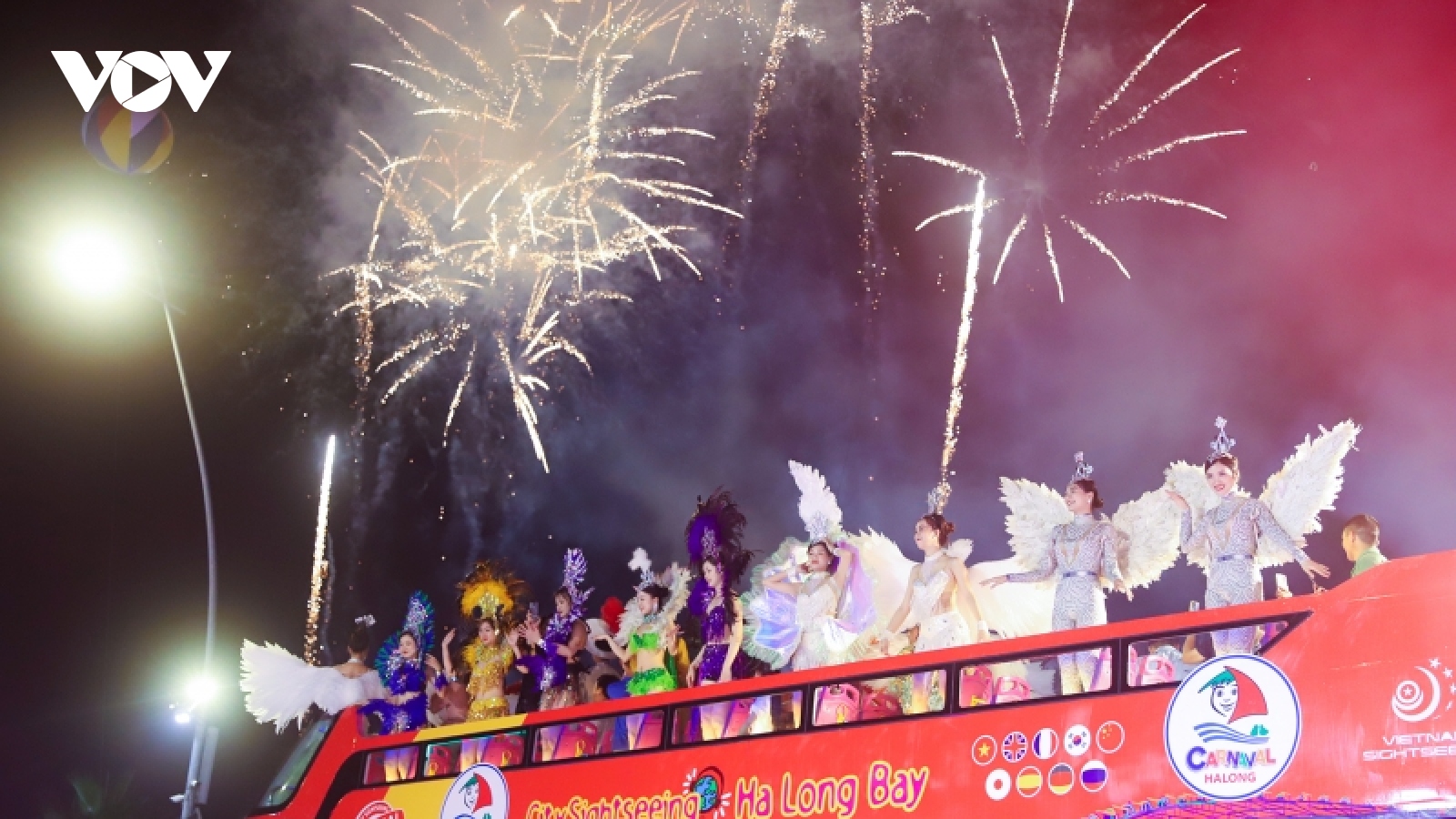 Hàng nghìn người cùng nhảy múa trong đêm hội Carnaval Hạ Long