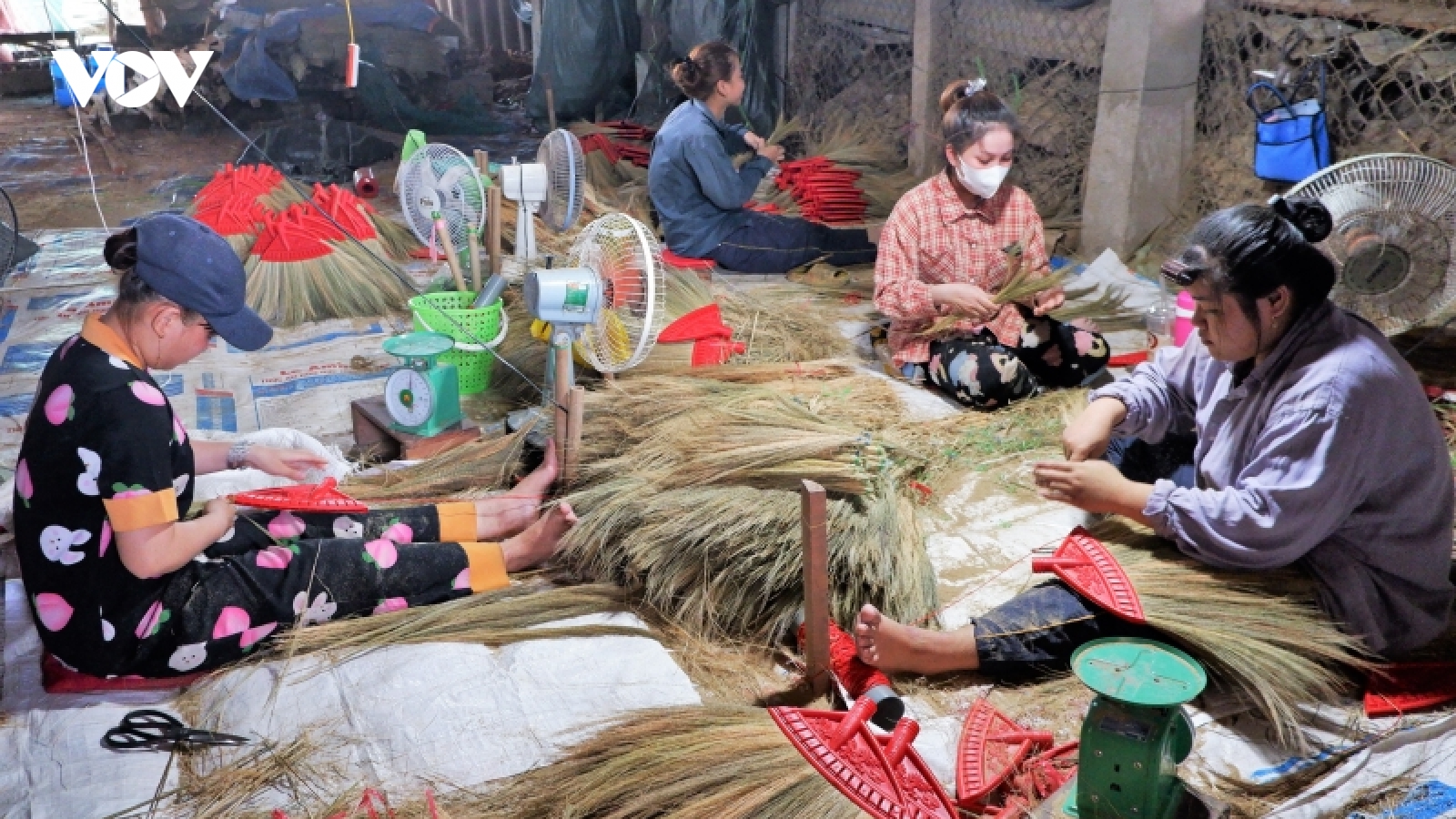Người dân An Giang thoát nghèo nhờ nghề bó chổi sậy