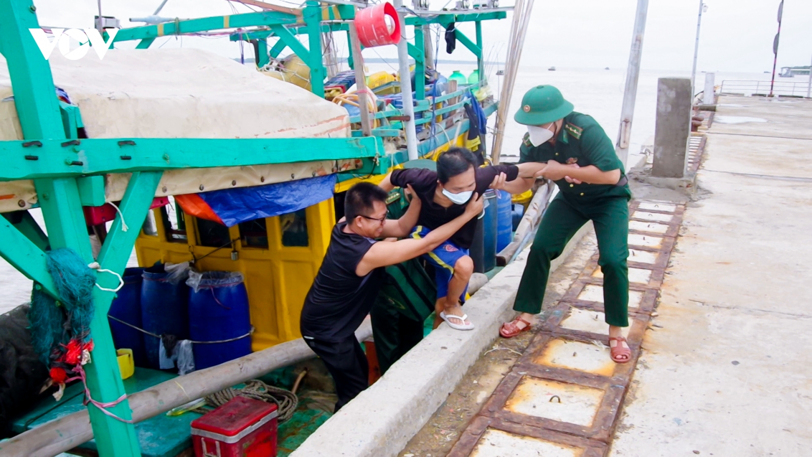 BĐBP Sóc Trăng tiếp nhận 5 ngư dân bị nạn trên biển vào bờ an toàn