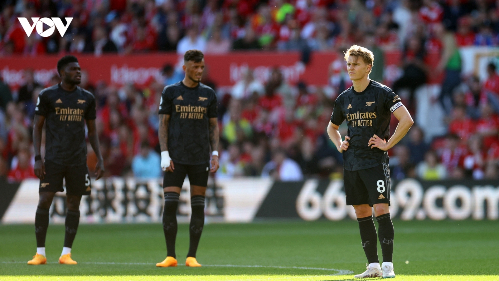 Bại trận trước tân binh, Arsenal ''dâng'' chức vô địch Ngoại hạng Anh cho Man City