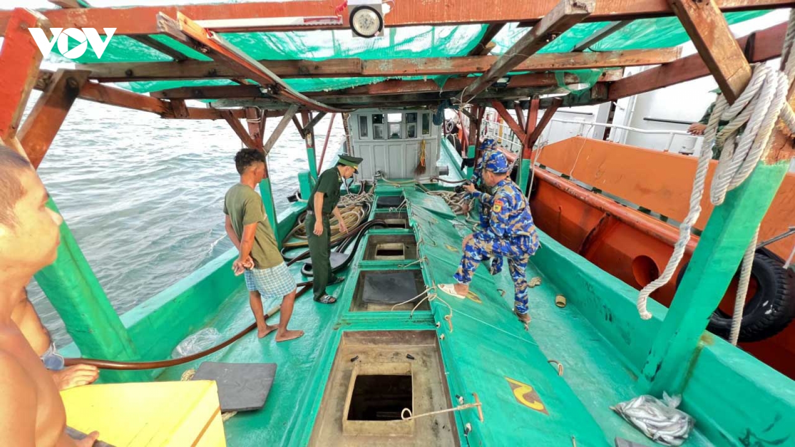 Phát hiện tàu chở khoảng 10.000 lít dầu trái phép