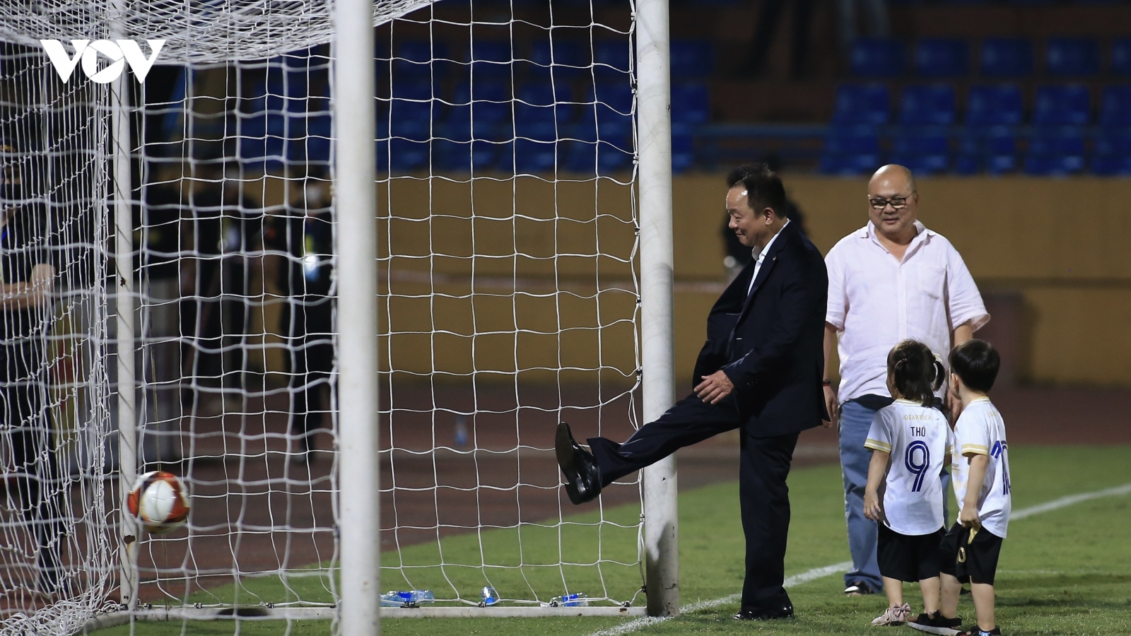 Bầu Hiển xuống sân đá bóng sau trận Hà Nội FC 1-1 Đà Nẵng