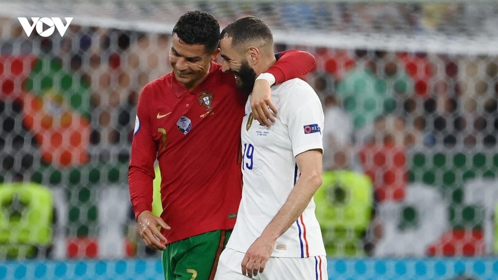 Chuyển nhượng 31/5: Benzema sắp hội ngộ với Ronaldo, Chelsea chia tay Sterling