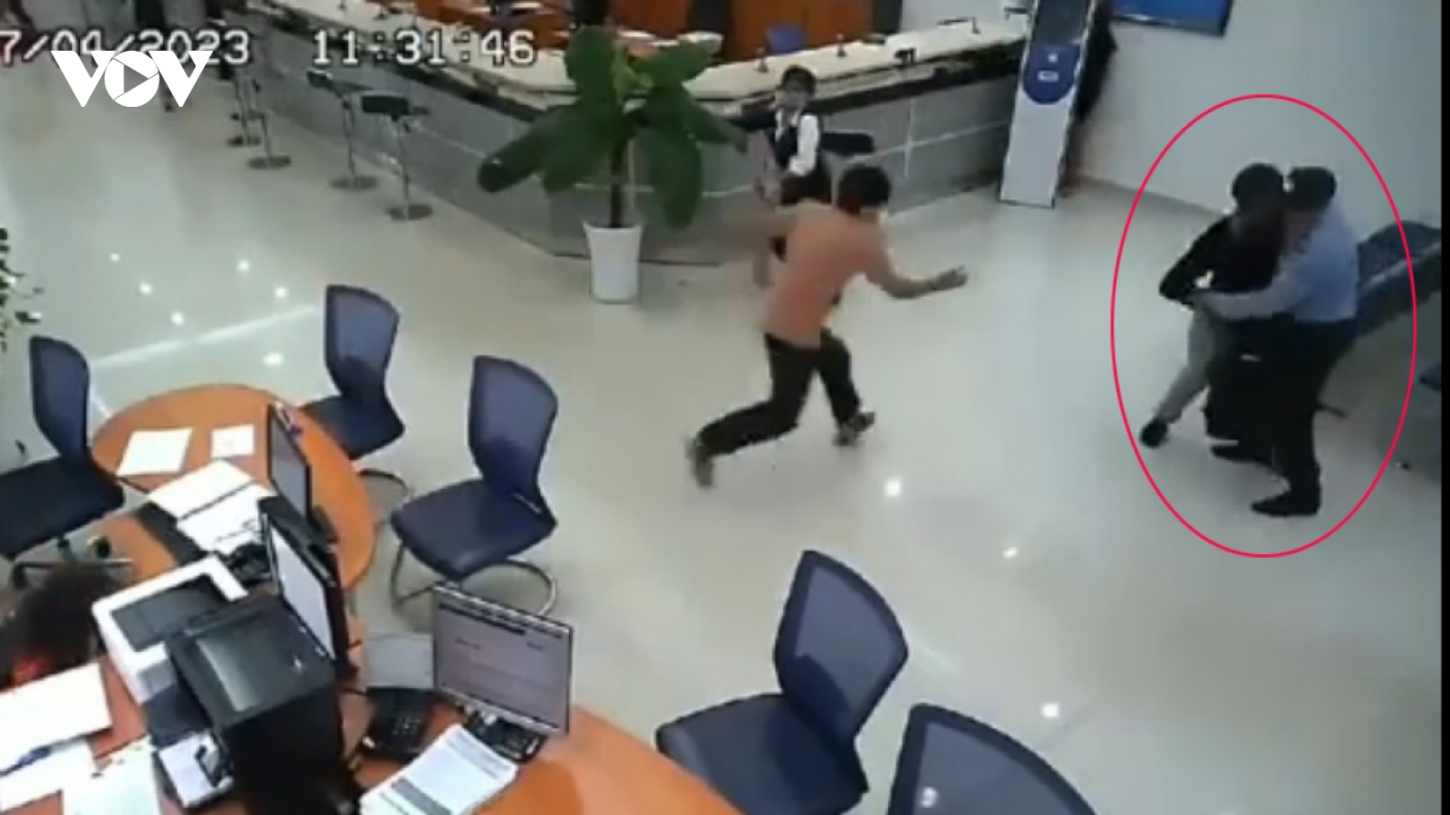 Khen thưởng khách hàng, nhân viên ngân hàng trong vụ bắt cướp ở Bình Dương