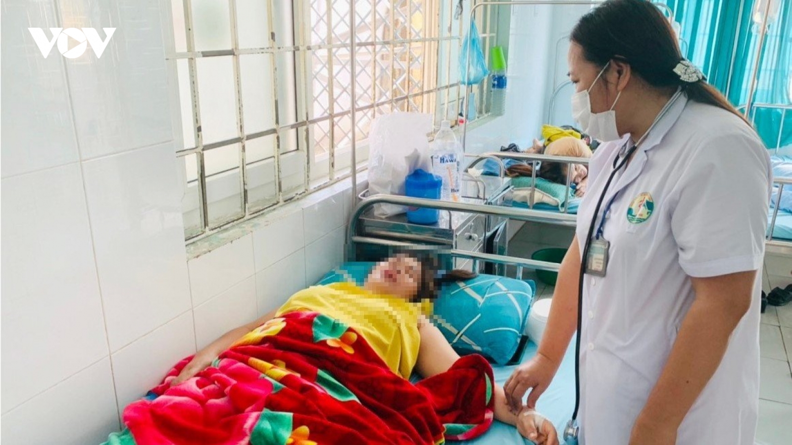 19 người nhập viện do ngộ độc sau đám cưới