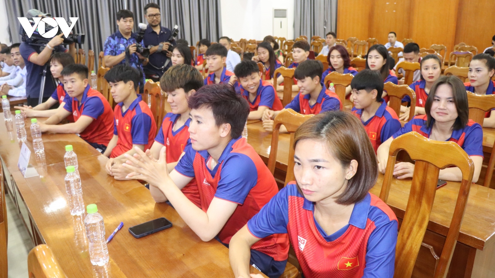 ĐT nữ Việt Nam và VĐV Nguyễn Thị Oanh nhận tiền thưởng của Công đoàn viên chức VN
