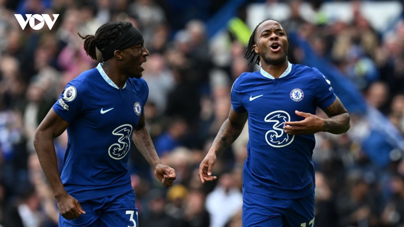Sterling lập cú đúp, Chelsea vẫn mất điểm ngay trên sân nhà