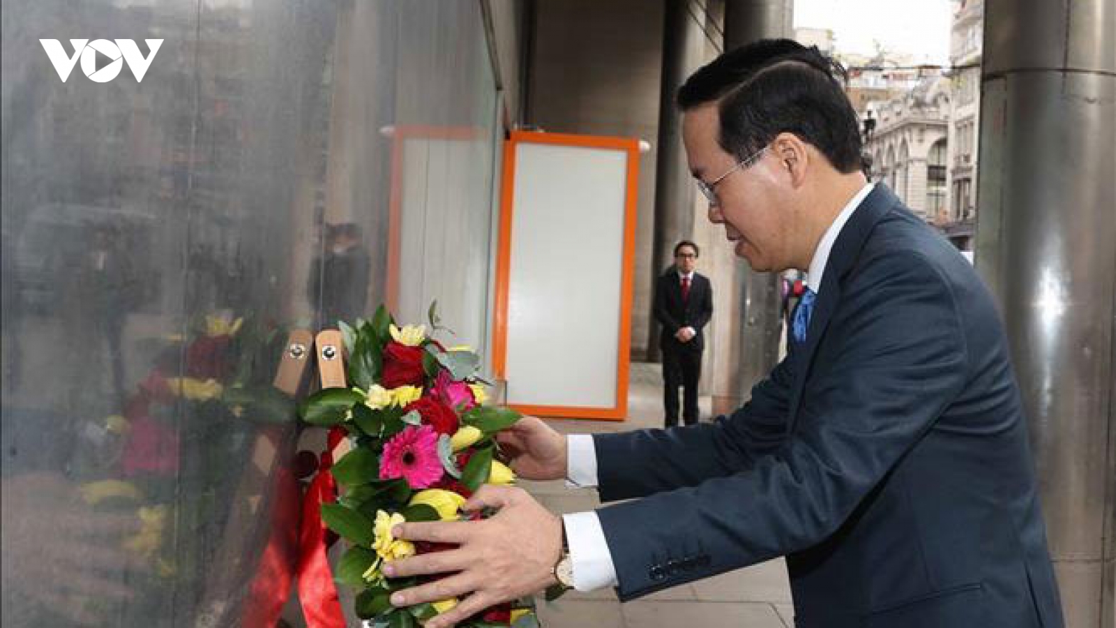 Chủ tịch nước Võ Văn Thưởng đặt hoa tại Biển tưởng niệm Bác Hồ tại London