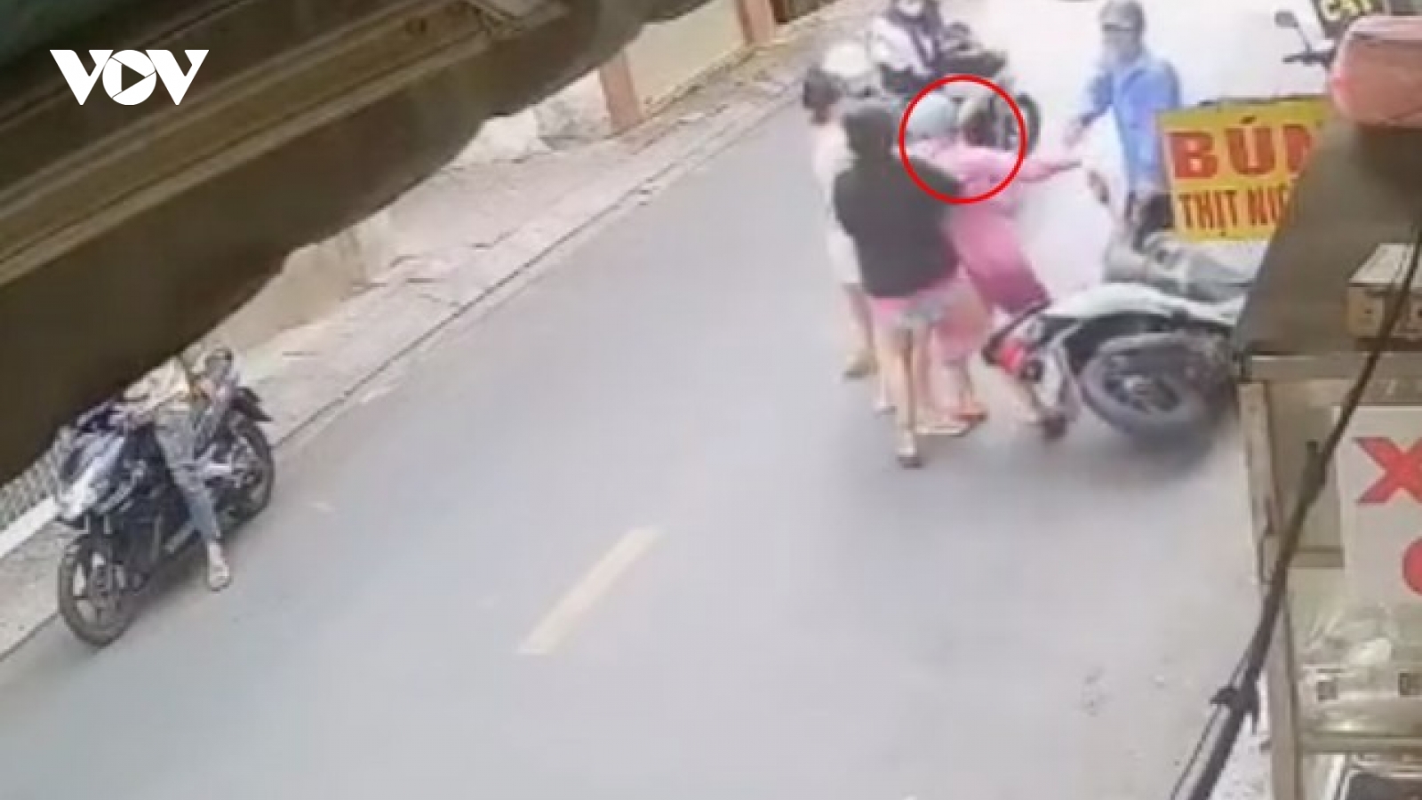 Điều tra vụ cô gái bị chặn đánh gây thương tích giữa đường tại TP.HCM