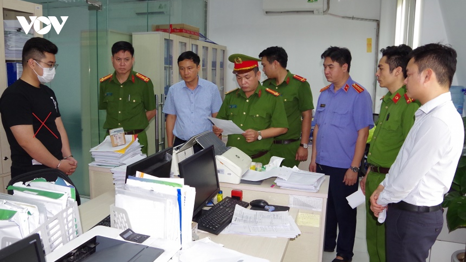 Khởi tố nhân viên ngân hàng cưỡng đoạt tài sản và cho vay lãi nặng