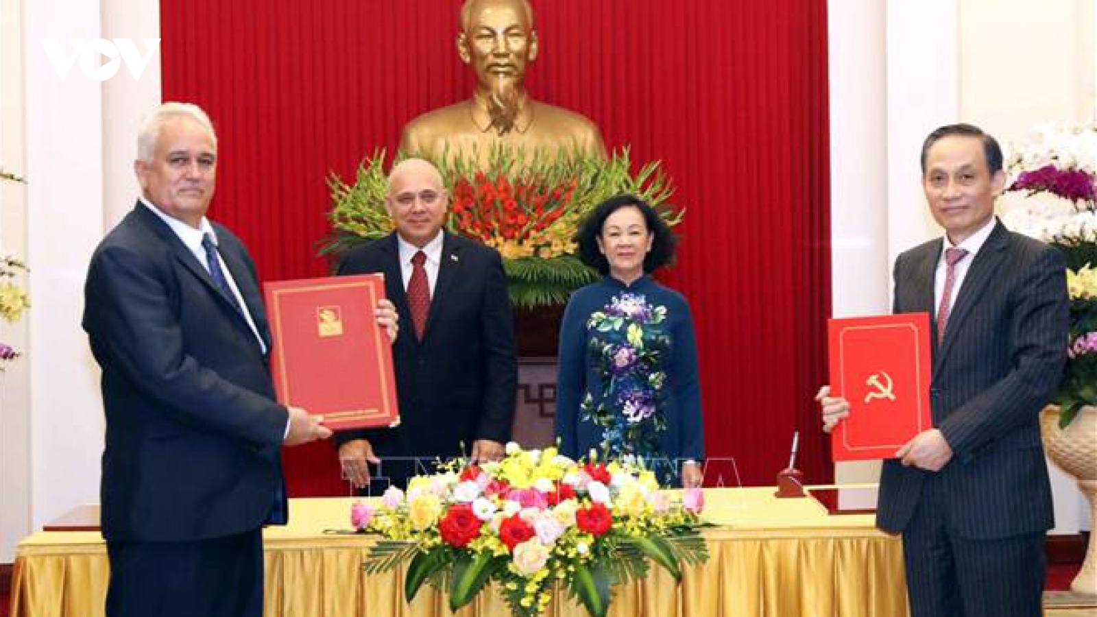 Việt Nam - Cuba nhất trí lấy quan hệ Đảng làm nền tảng chính trị