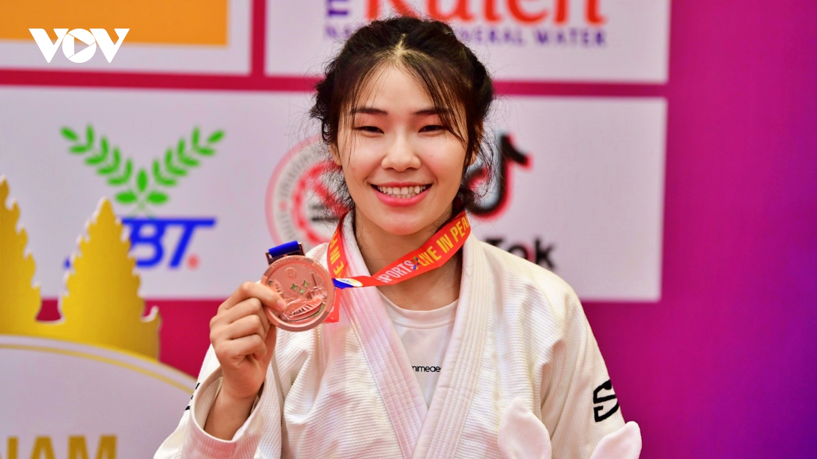 Nữ võ sĩ xinh đẹp nén đau thi đấu giành huy chương SEA Games 32 cho Việt Nam
