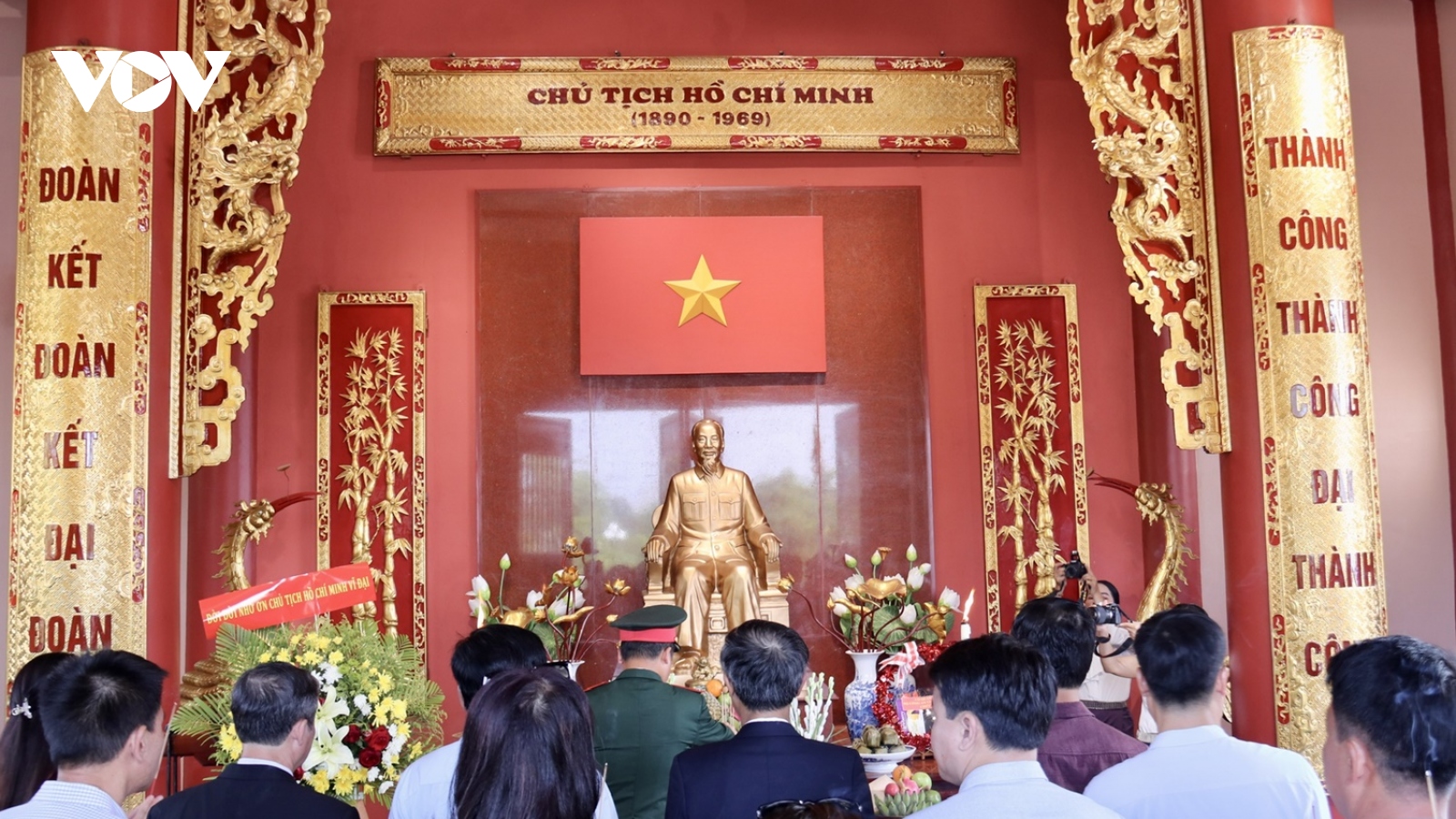 Dâng hương tưởng niệm Chủ tịch Hồ Chí Minh tại Lào