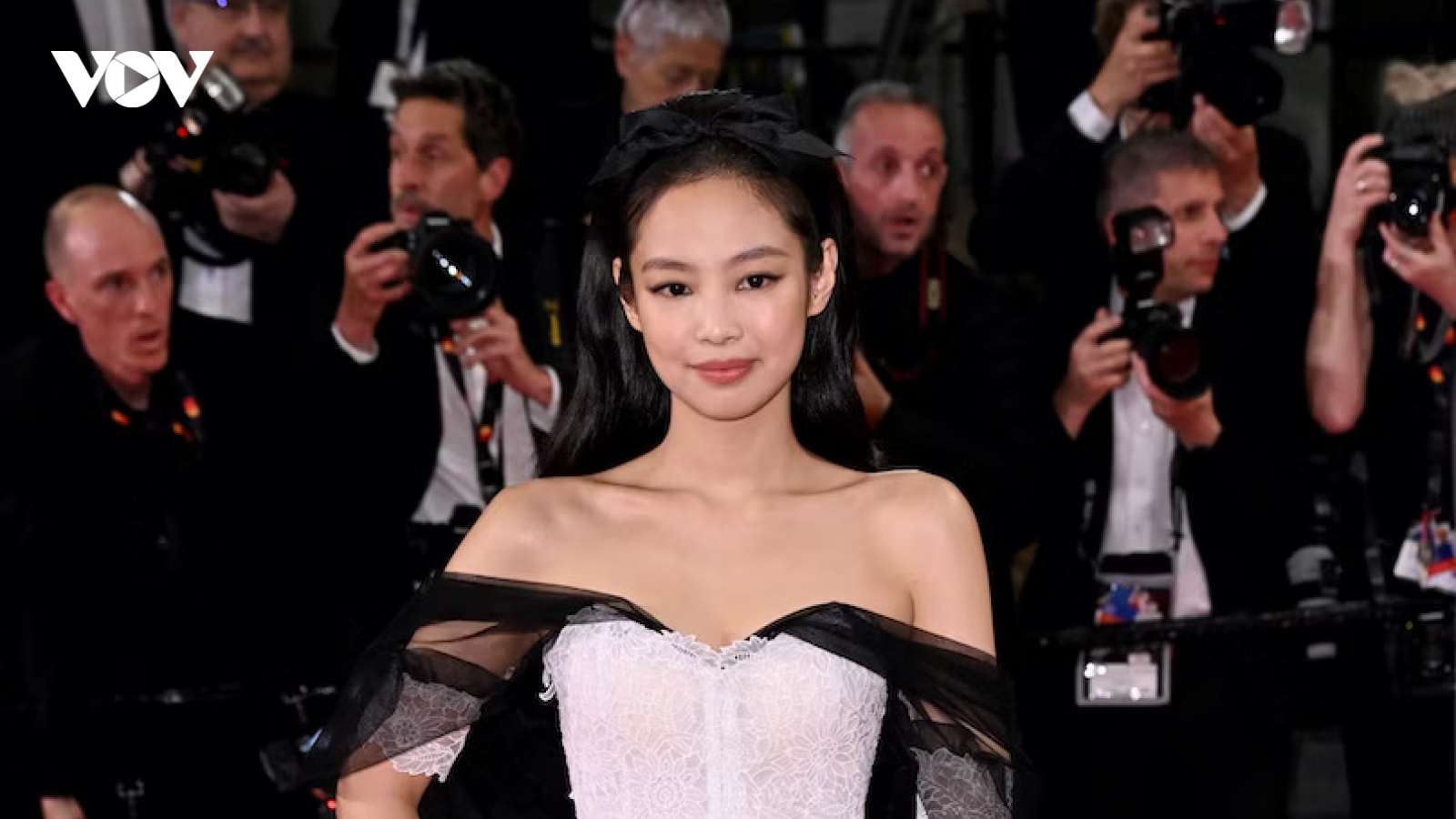 Jennie (BLACKPINK) gây chú ý trên thảm đỏ LHP Cannes 2023