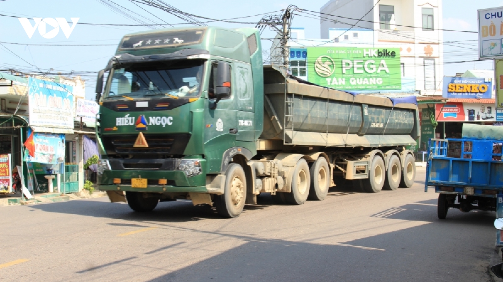 Mất an toàn giao thông từ xe tải chở vật liệu công trình trọng điểm