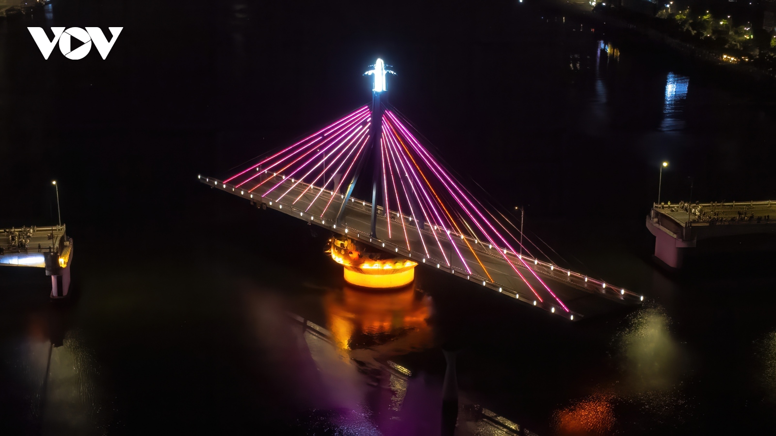Chùm ảnh: Ngắm cầu Sông Hàn độc đáo khi quay ban đêm