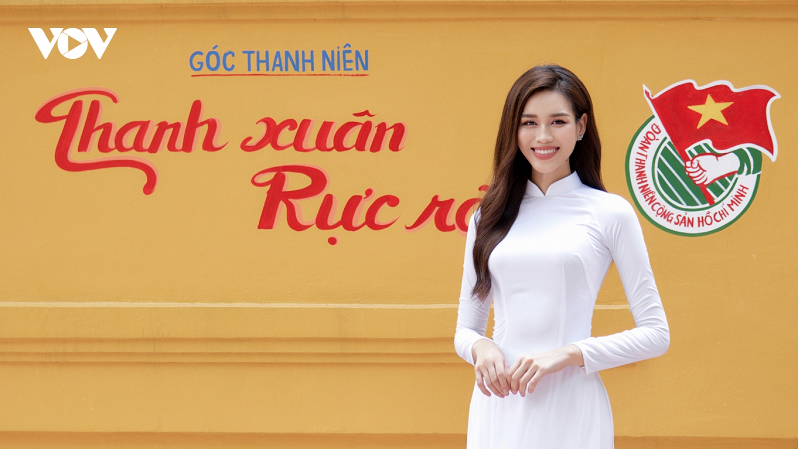 Hoa hậu Đỗ Thị Hà mặc áo dài trắng chụp ảnh kỷ yếu
