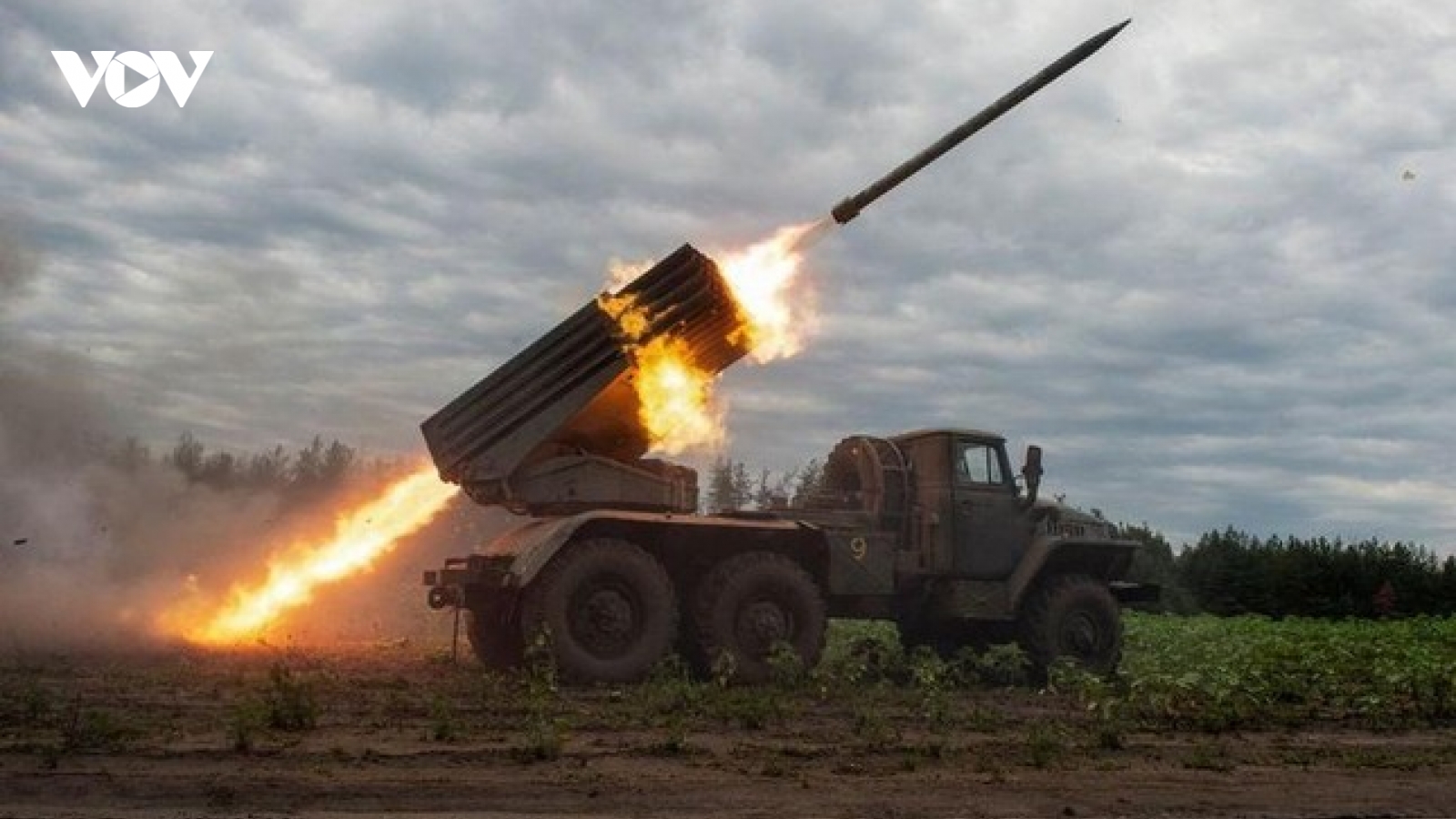 Pháo phản lực phóng loạt Grad của Nga dội hỏa lực bắn hạ pháo binh Ukraine