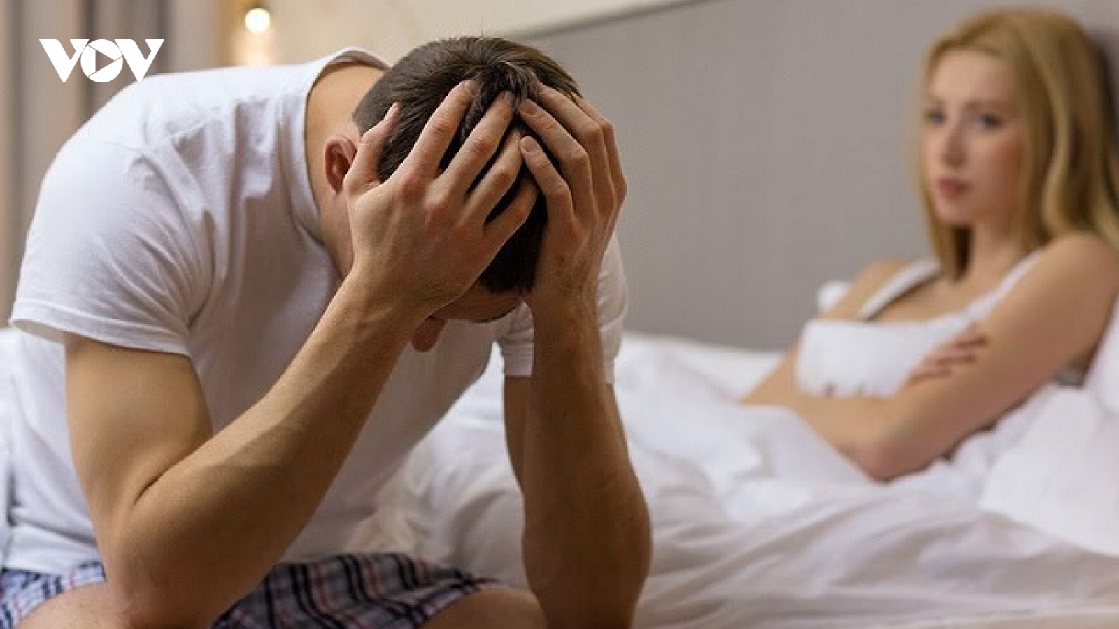 Vợ trẻ sợ hãi mỗi khi chồng “gần gũi”