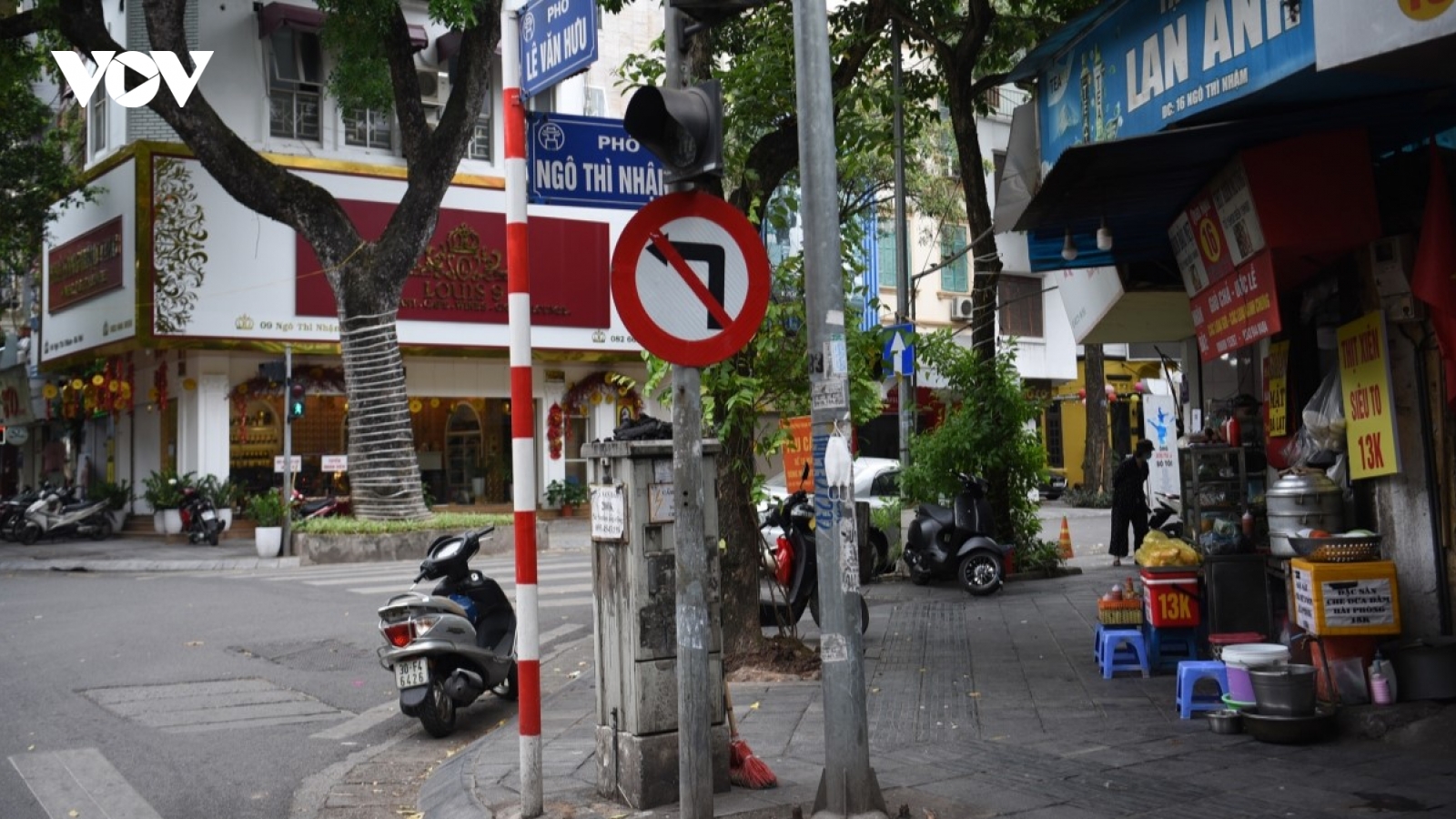 Loạt vỉa hè Hà Nội đủ điều kiện sử dụng để buôn bán tạm thời