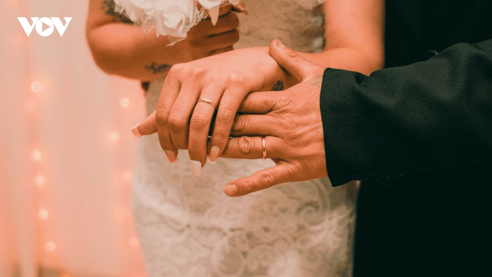 Là một người mẹ, tôi không đồng ý con trai yêu người hơn tuổi