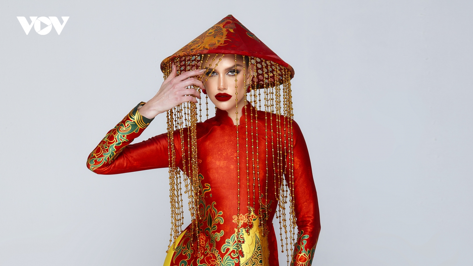Miss Grand International 2022 đổi vương miện thành nón lá Việt Nam