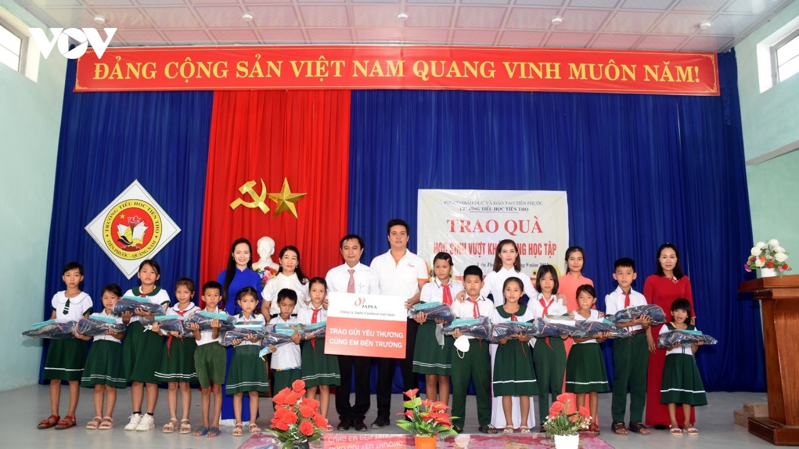 Japfa Việt Nam trao tặng 400 phần quà cho học sinh khó khăn