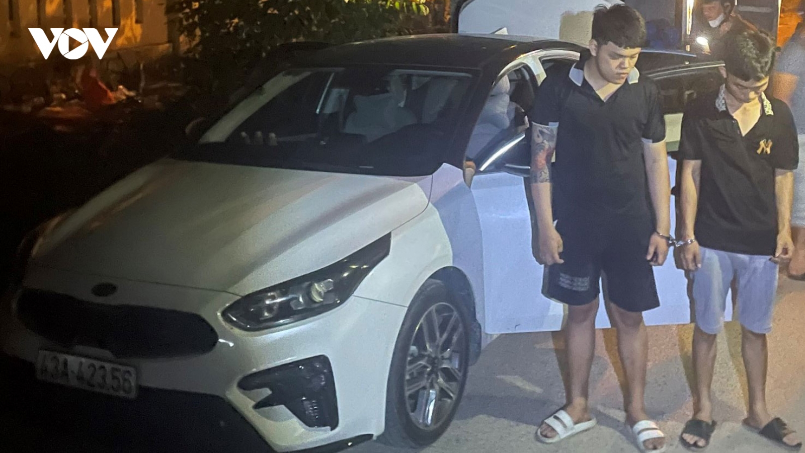 Mật phục bắt 2 đối tượng dùng xe ô tô vận chuyển “khí cười” trong đêm