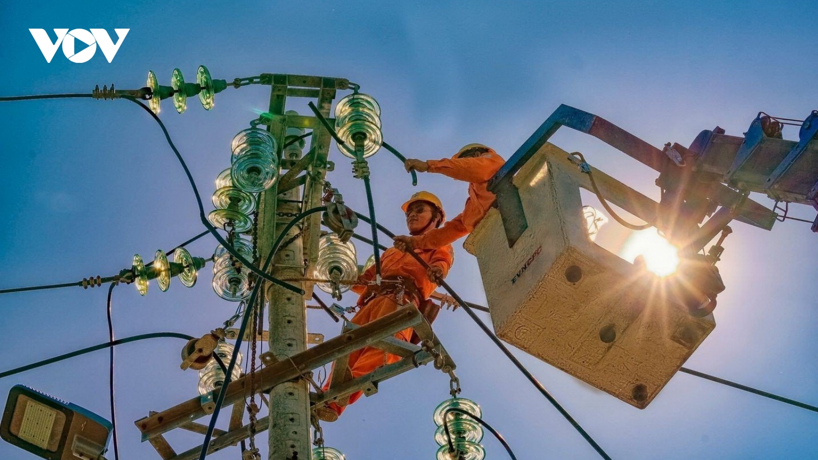 Tắt bớt điện chiếu sáng công cộng, bảng quảng cáo ban đêm để tiết kiệm điện