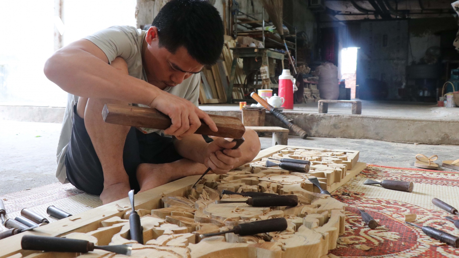 Hàng nghìn người "kiếm cơm" từ làng nghề gỗ hơn 400 năm tuổi ở Bắc Ninh