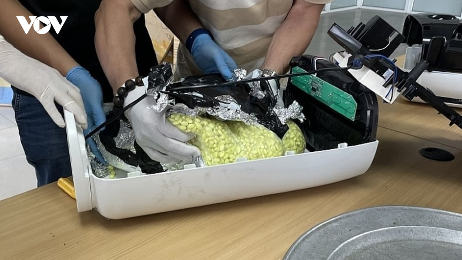 Cận cảnh vụ bắt giữ 7kg ma túy giấu trong máy lọc nước "bay" từ Đức về Việt Nam