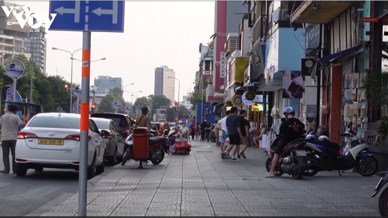 Phố đi bộ Nguyễn Huệ: Lắp mái có thể che mưa nắng nhưng liệu có thẩm mỹ?