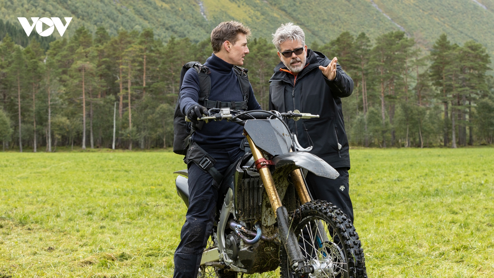 Tom Cruise “làm điều không tưởng” khi phi mô tô, lao thẳng xuống vực