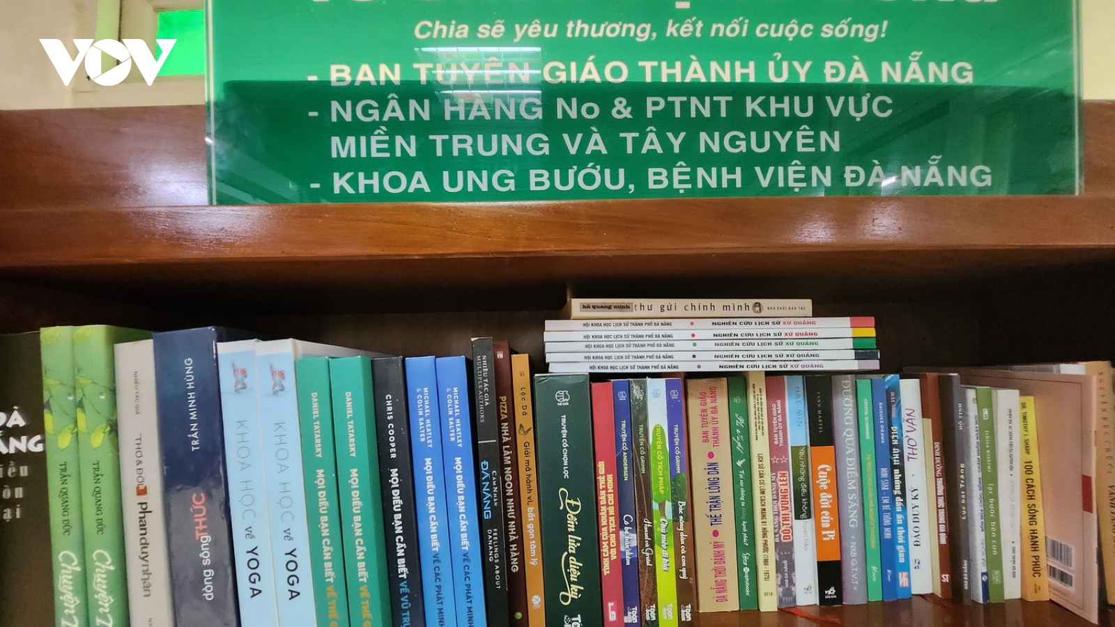 Tặng tủ sách cộng đồng tại Bệnh viện Đà Nẵng