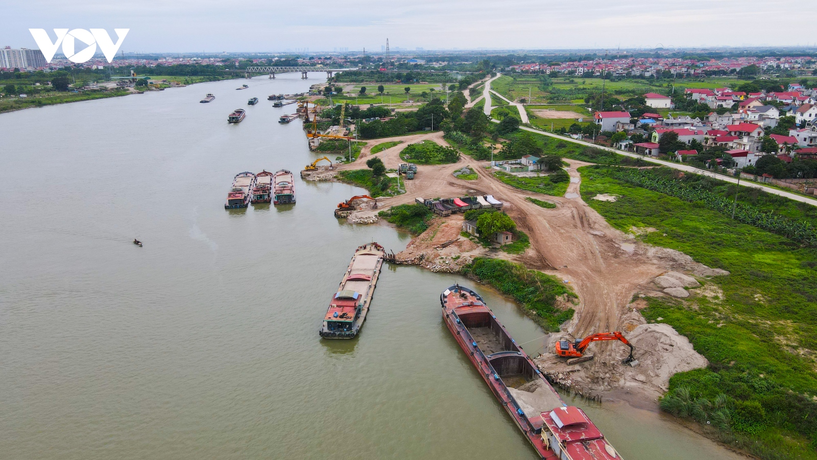 CSGT Bắc Ninh lên tiếng về nghi vấn hàng loạt xe quá tải tung hoành các tuyến đê