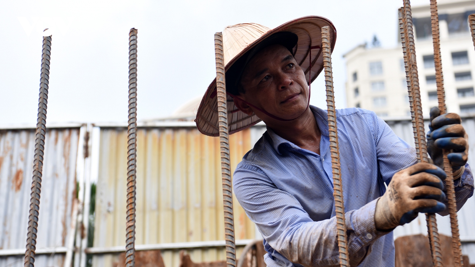 Công nhân căng mình làm việc trong nắng nóng trên công trường mở đường Âu Cơ