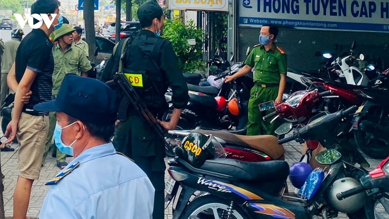 Công an khám xét hàng loạt phòng khám tại TP.Biên Hòa