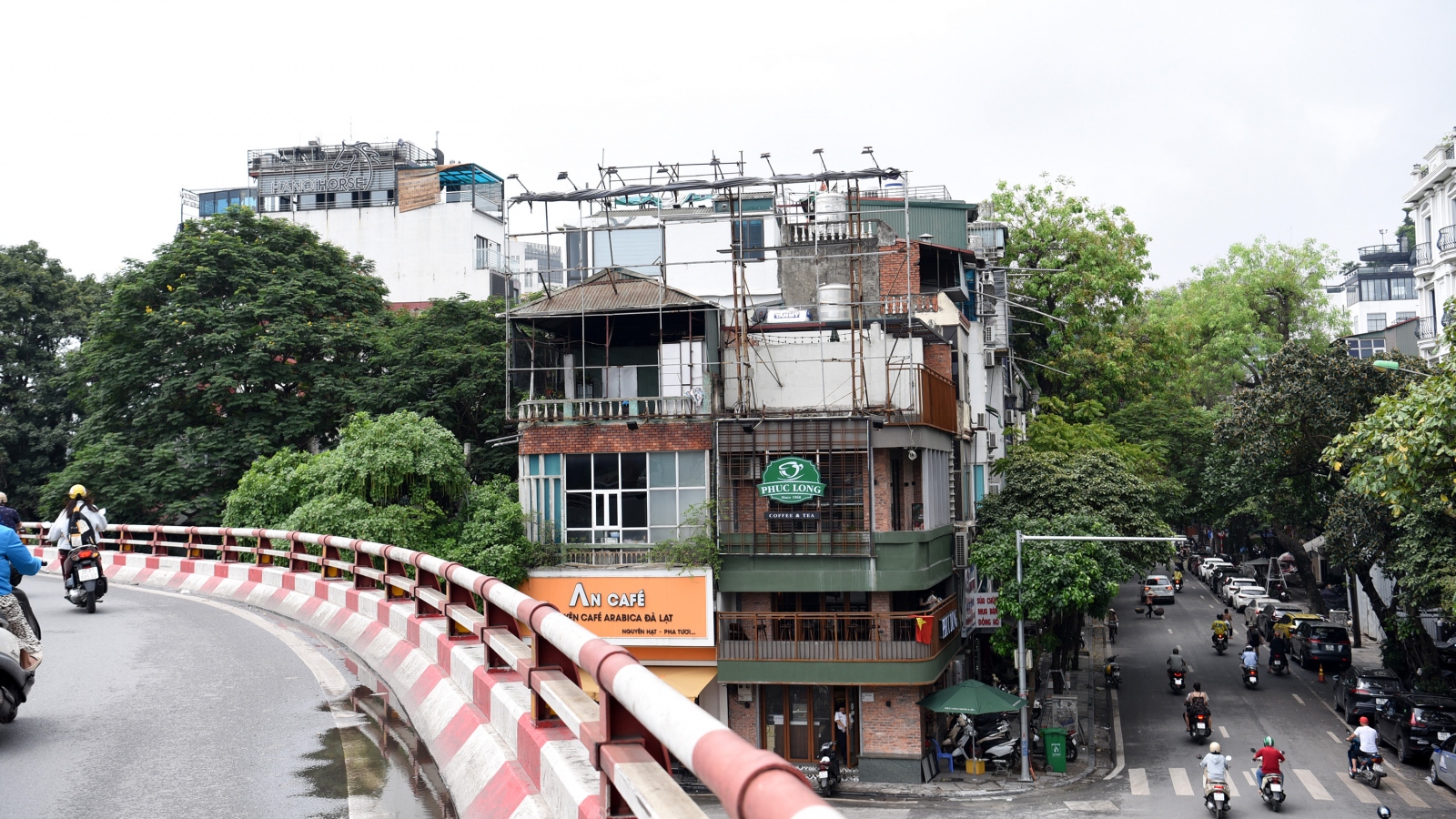 Nhan nhản biển quảng cáo vi phạm, trơ khung gây mất mỹ quan đô thị ở Hà Nội