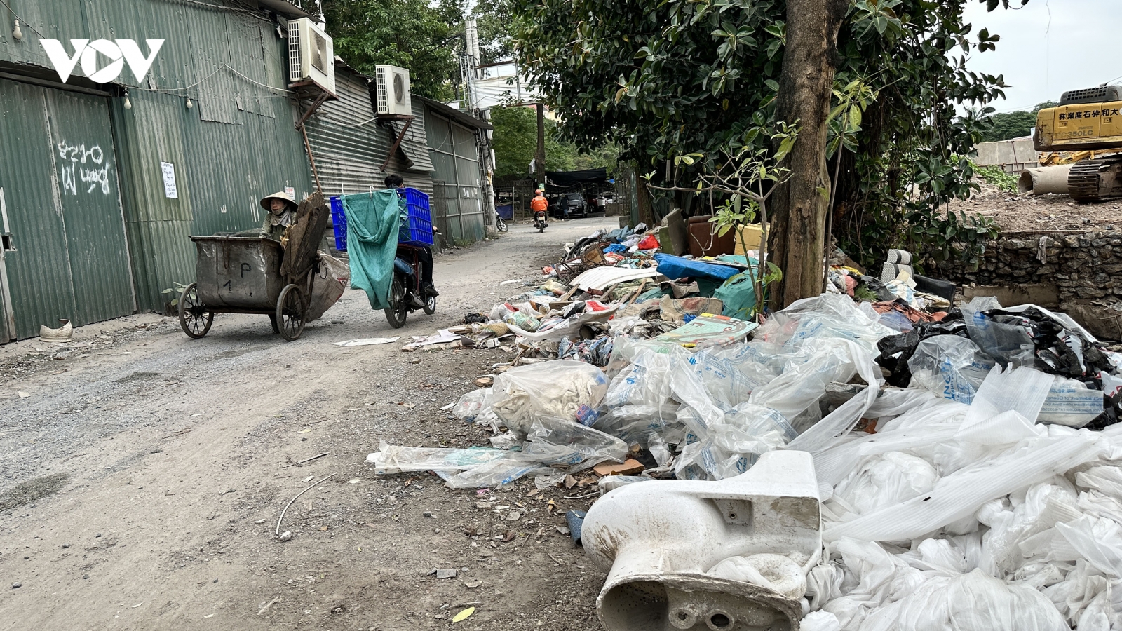 Rác ngập ngụa mương tiêu nước, bủa vây khu dân cư ở Định Công, Hà Nội