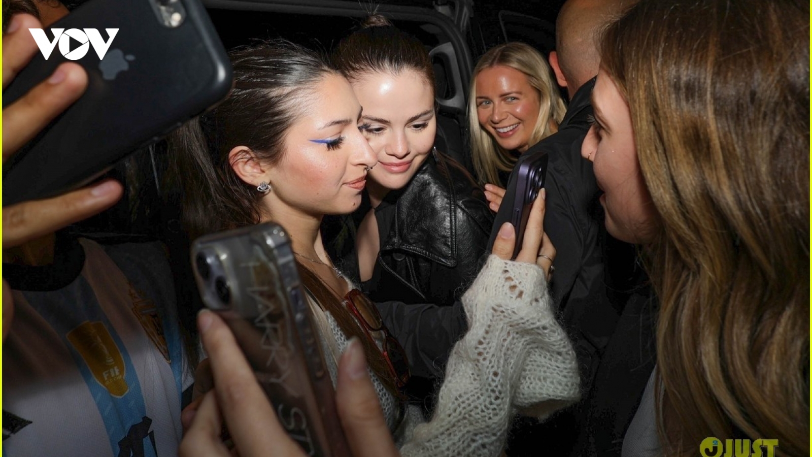 Selena Gomez thân thiện giao lưu cùng fans khi đến dự show diễn của Beyonce tại Pháp
