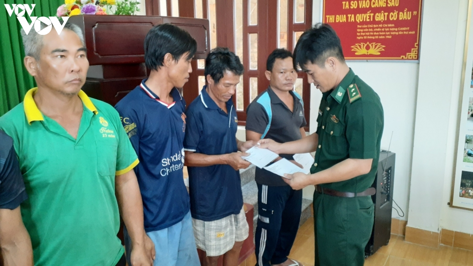 Kịp thời cứu vớt 14 ngư dân tàu cá Bình Định bị chìm trên biển
