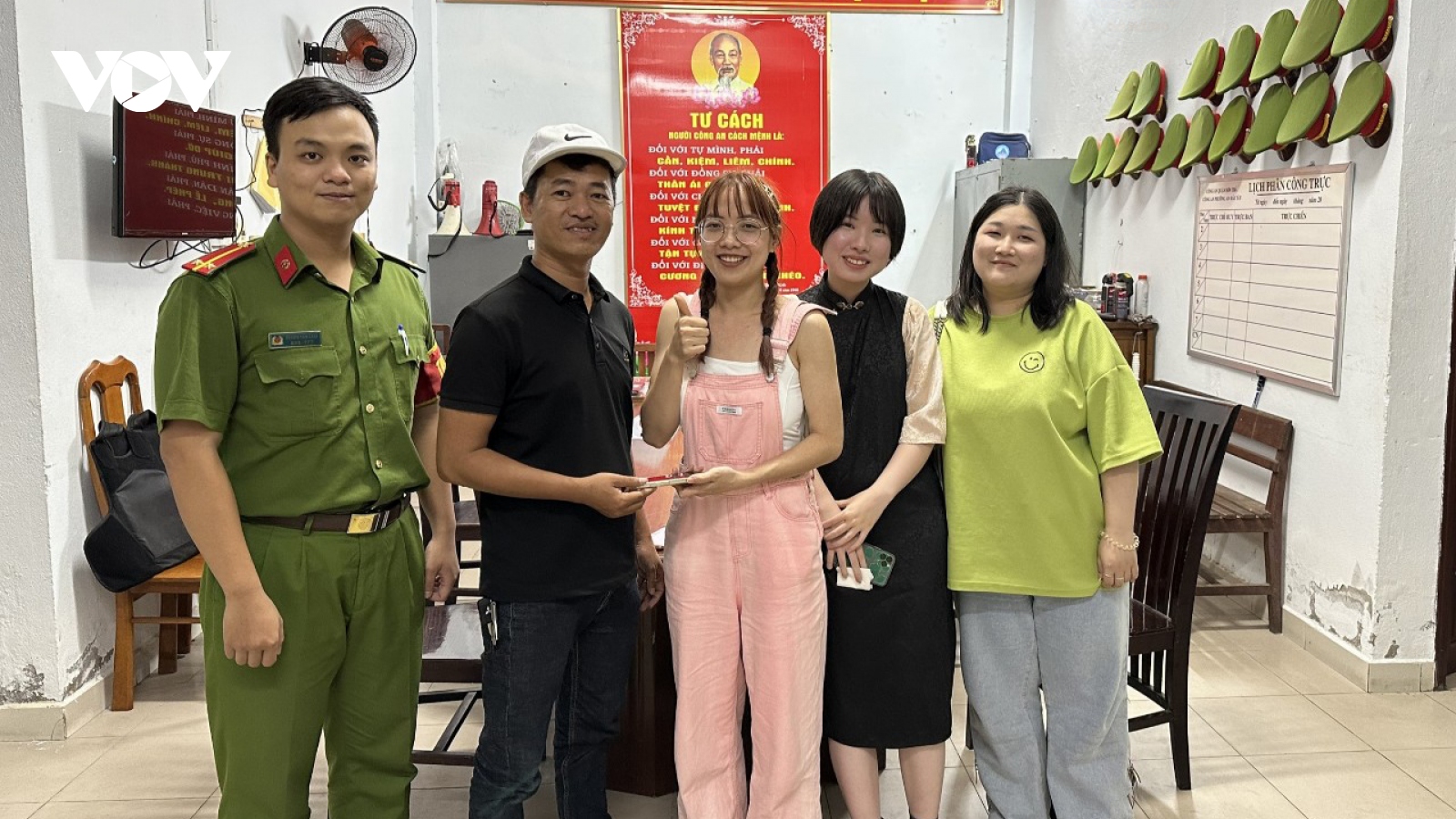 Công an Đà Nẵng tìm lại điện thoại trả cho du khách bỏ quên trên xe