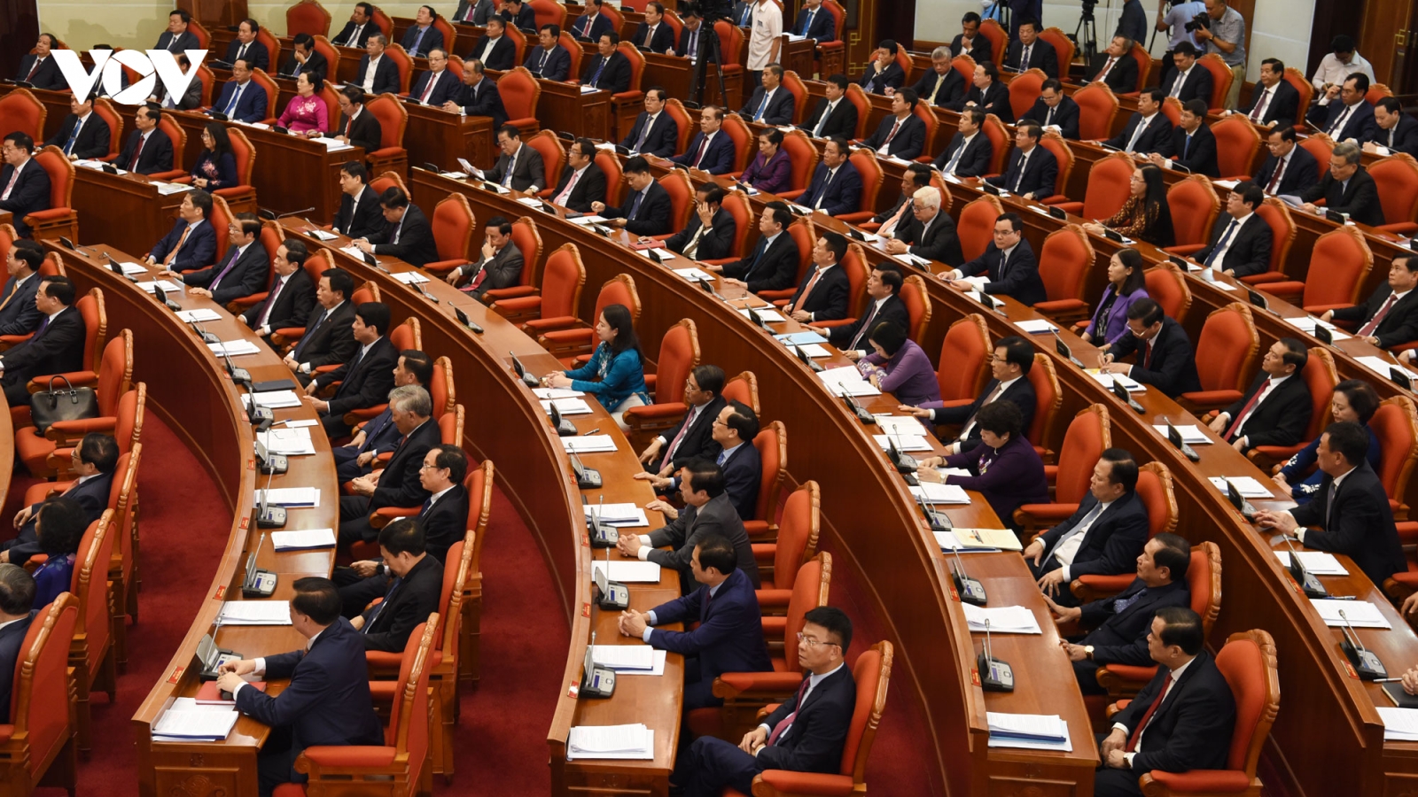 Kịp thời thay thế những cán bộ phẩm chất, năng lực, uy tín giảm sút